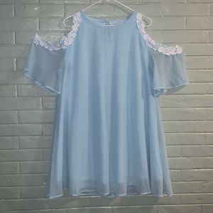 XL Light blue cutout shoulder short-sleeve dress with lace appliqué